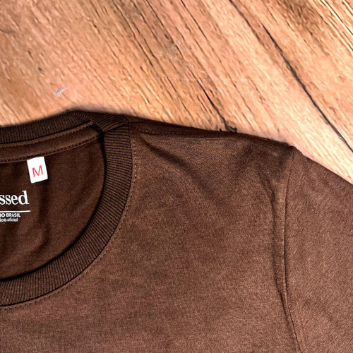 Camiseta Feminina Marrom Ele Vive em Nós