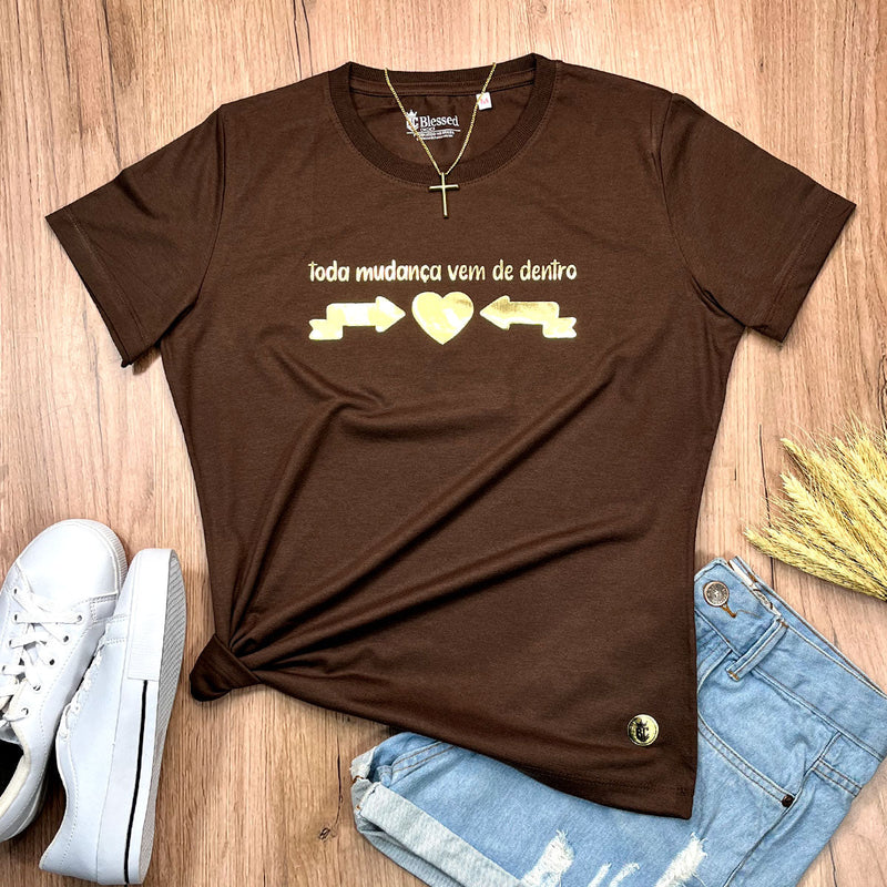 Camiseta Feminina Marrom Toda Mudança vem de Dentro Dourado