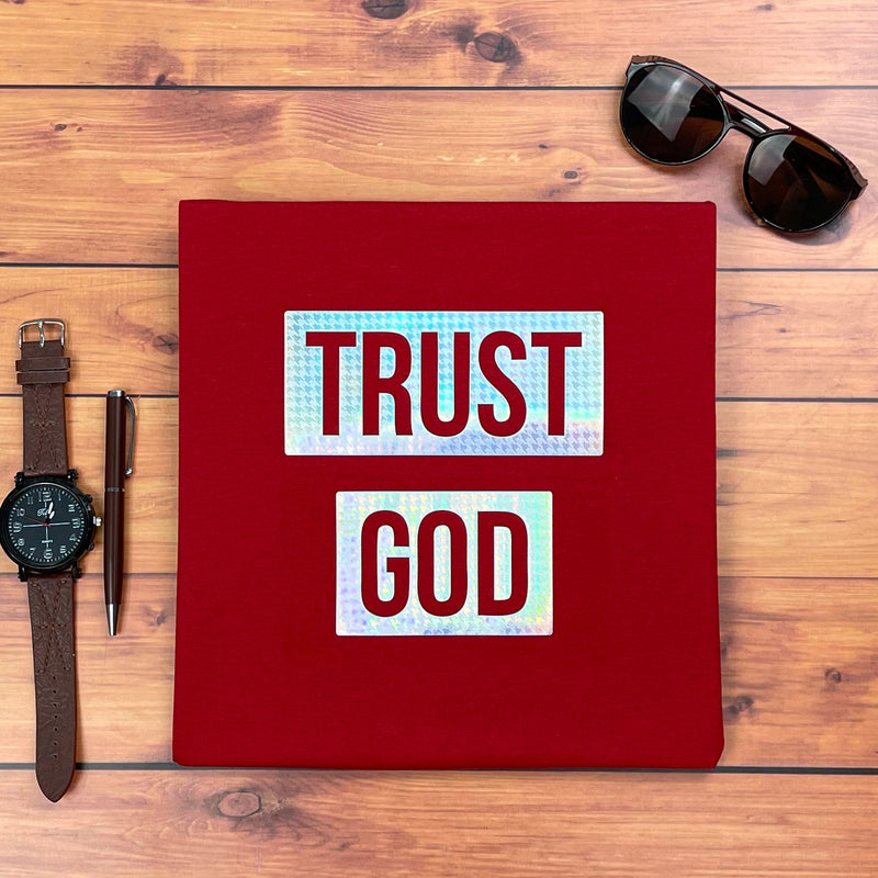 Camiseta Masculina Vermelha Trust God Holográfico